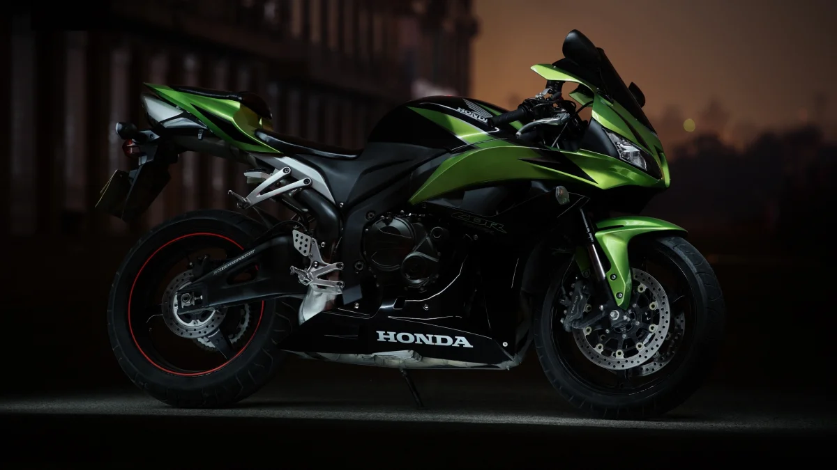 Чорно-зелений Honda CBR у світлі нічного міста