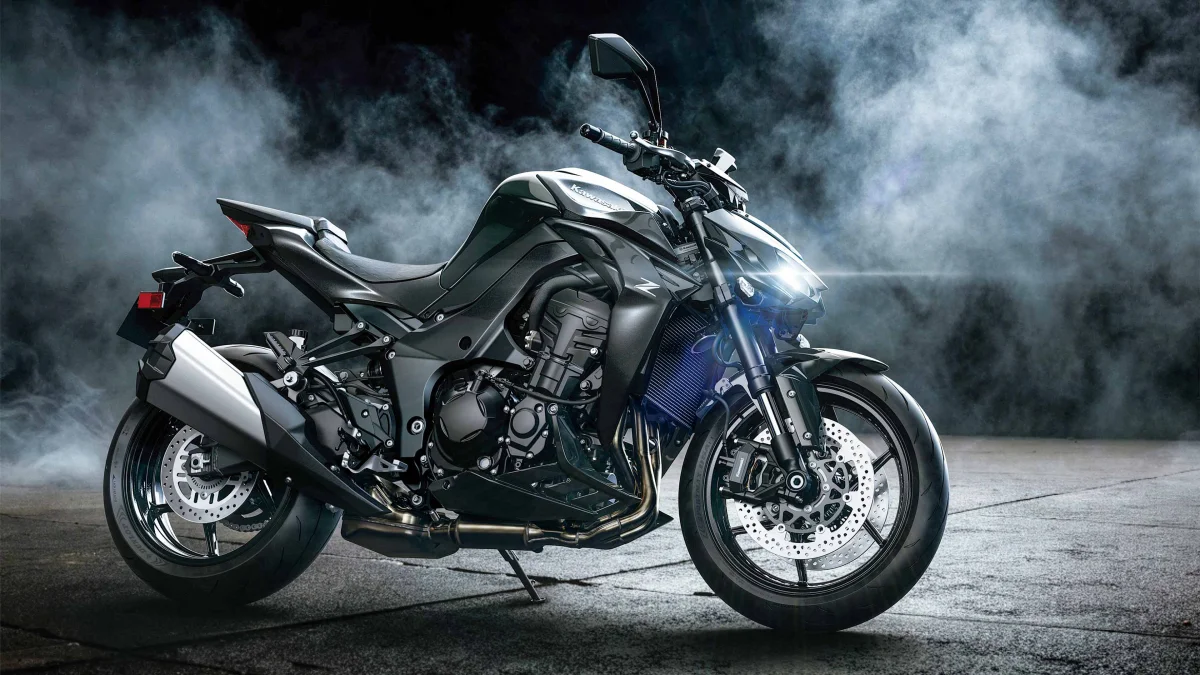 Чорний Kawasaki Z1000 у клубах густого диму