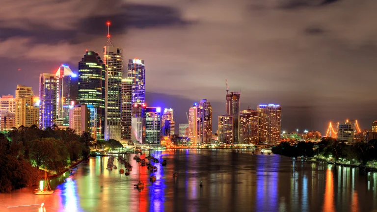 огни небоскребов брисбена, брисбена, австралия, australia, брисбен, города, город, городской пейзаж, городские пейзажи, городские виды, корабли, суда, набережные, пристани, небоскребы, ночной город, ночные огни, огни, фонари, подсветка, ночь, облака, тучи, реки, каналы, ручьи, современная архитектура, яхты, архитектура, мир