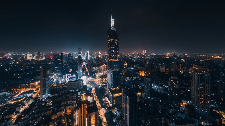огни ночного нанкина с небоскребом zifeng tower, нанкин, китай, города, город, городской пейзаж, городские пейзажи, городские виды, дороги, пути, трассы, шоссе, магистрали, автострады, проспекты, проезды, небоскребы, ночной город, ночные огни, огни, фонари, подсветка, ночь, пейзажи, современная архитектура, улицы, архитектура, мир