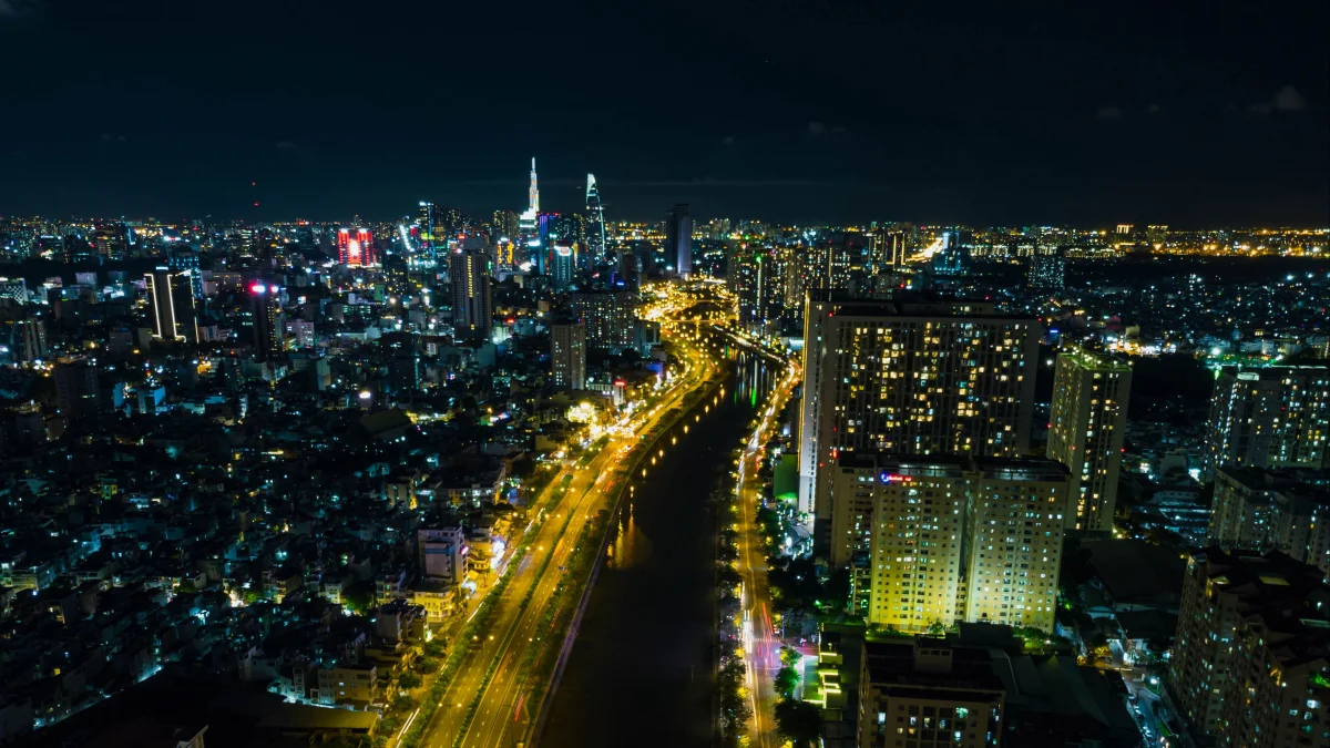Огни ночного Хошимина с видом на небоскреб Landmark 81