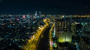 вогні нічного хошиміна з видом на хмарочос landmark 81, хошимін, в'єтнам, дороги, шляхи, траси, шосе, магістралі, автостради, проспекти, проїзди, міста, місто, міський пейзаж, міські пейзажі, міські краєвиди, нічне місто, нічні вогні, вогні, ліхтарі, підсвітка, ніч, річки, канали, струмки, хмарочоси, архітектура, світ