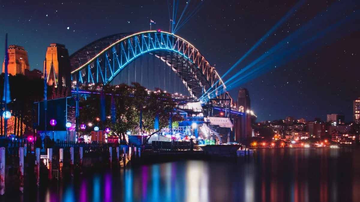 Сіднейський Харбор-Брідж у променях фестивалю Vivid Sydney