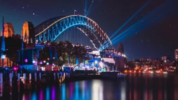 Сіднейський Харбор-Брідж у променях фестивалю Vivid Sydney
