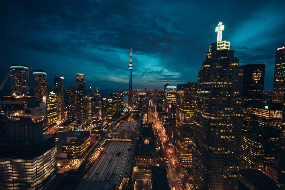 Огни небоскребов и телебашня CN Tower в Торонто