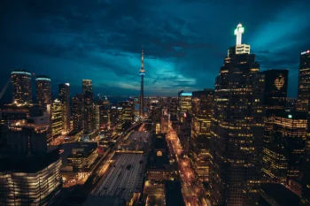 Вогні хмарочосів і телевежа CN Tower у Торонто