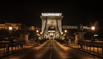 Ланцюговий міст Сечені у сяйві вечірніх вогнів Будапешта