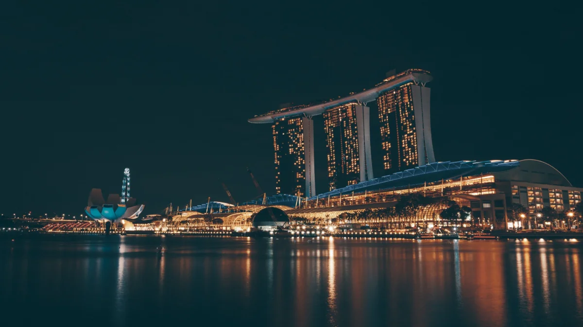 Огни отеля Marina Bay Sands и музея ArtScience в Сингапуре