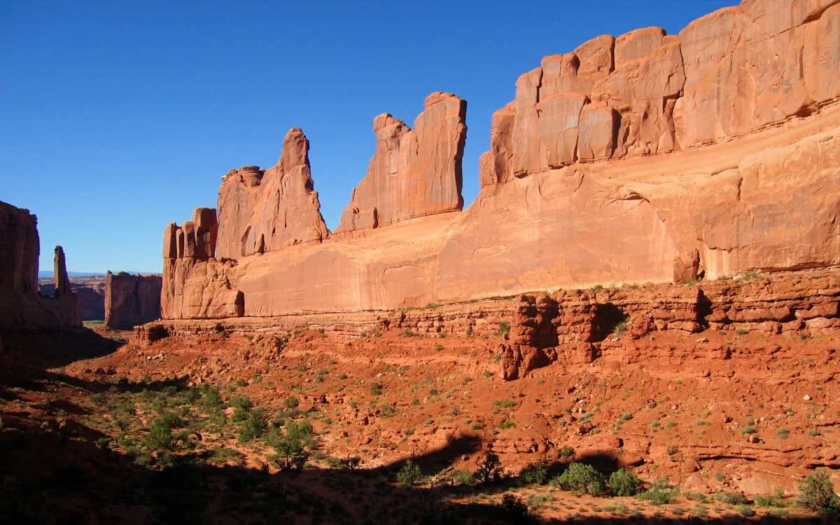 красные скалы парк-авеню, арчес (юта, сша), горы, вершины, холмы, заповедники, камни, каньоны, кустарники, небо, обрывы, утёсы, парки, национальные парки, пейзажи, пустыни, сша, соединенные штаты америки, юта, мир, природа