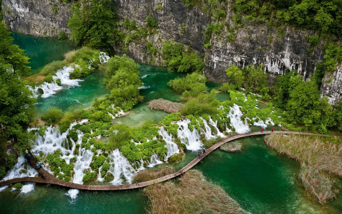 wooden walkways among the waterfalls of plitvice lakes in croatia, plitvice lakes (croatia), cliffs, croatia, lakes, bodies of water, landscapes, nature reserves, wildlife reserves, parks, national parks, paths, trails, pathways, people, rivers, canals, streams, tourists, travelers, waterfalls, nature, world