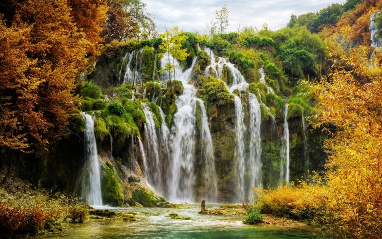 the waterfalls of plitvice lakes in croatia, plitvice lakes (croatia), autumn, autumns, croatia, landscapes, leaves, foliage, leafage, frondage, moss, nature reserves, wildlife reserves, parks, national parks, rivers, canals, streams, stones, trees, waterfalls, nature, world