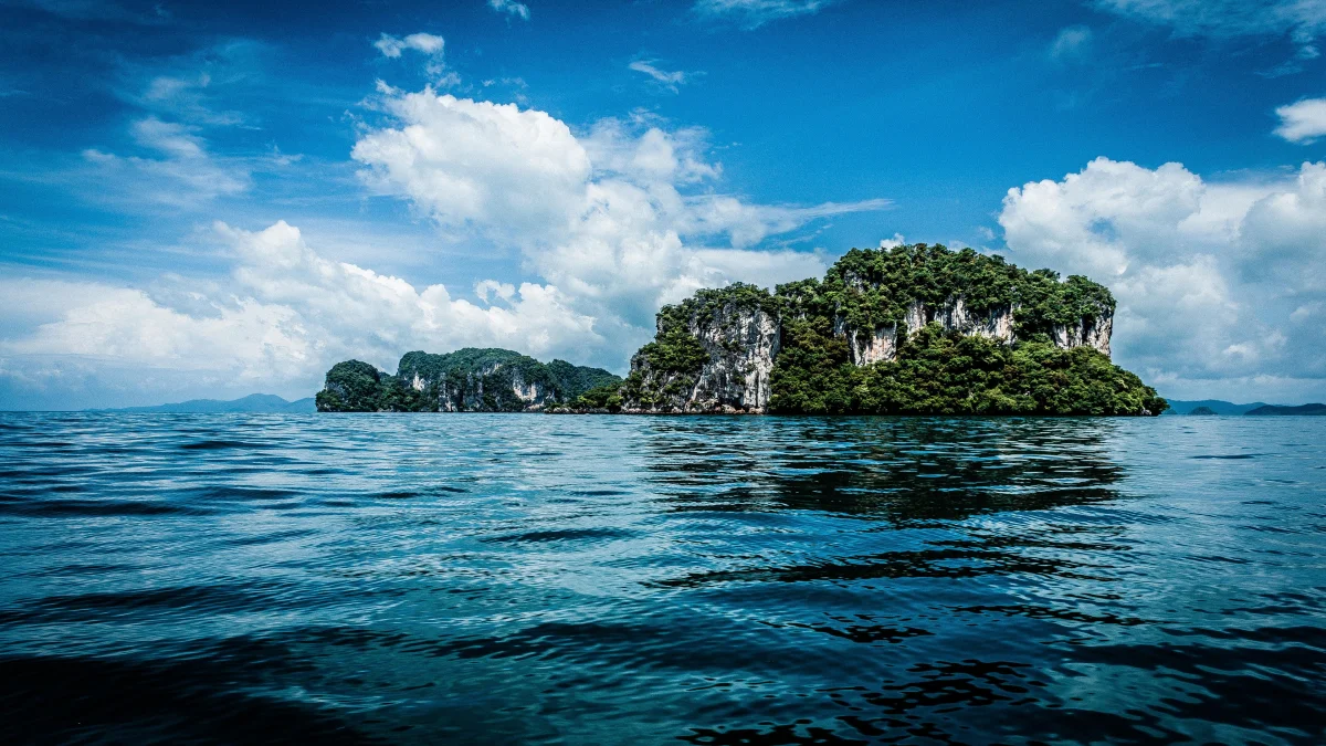 Вапнякові скелі в Андаманському морі, Таїланд