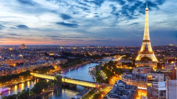 Эйфелева башня в сиянии вечерних огней Парижа