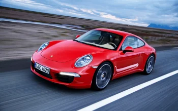 червоний porsche 911 мчить по безлюдній дорозі, porsche 911 carrera 2012 року, porsche, дороги, шляхи, траси, шосе, магістралі, автостради, проспекти, проїзди, машини, автомобілі, порше, рух, спорткари, фари, хмари, швидкість, авто