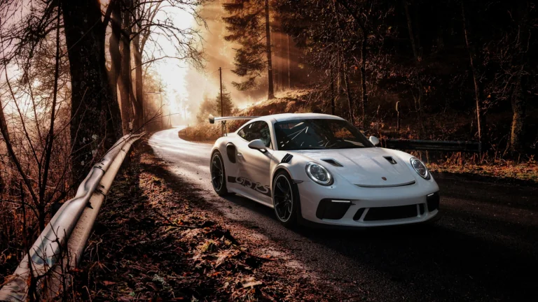 Белый Porsche 911 GT3 RS на лесной дороге