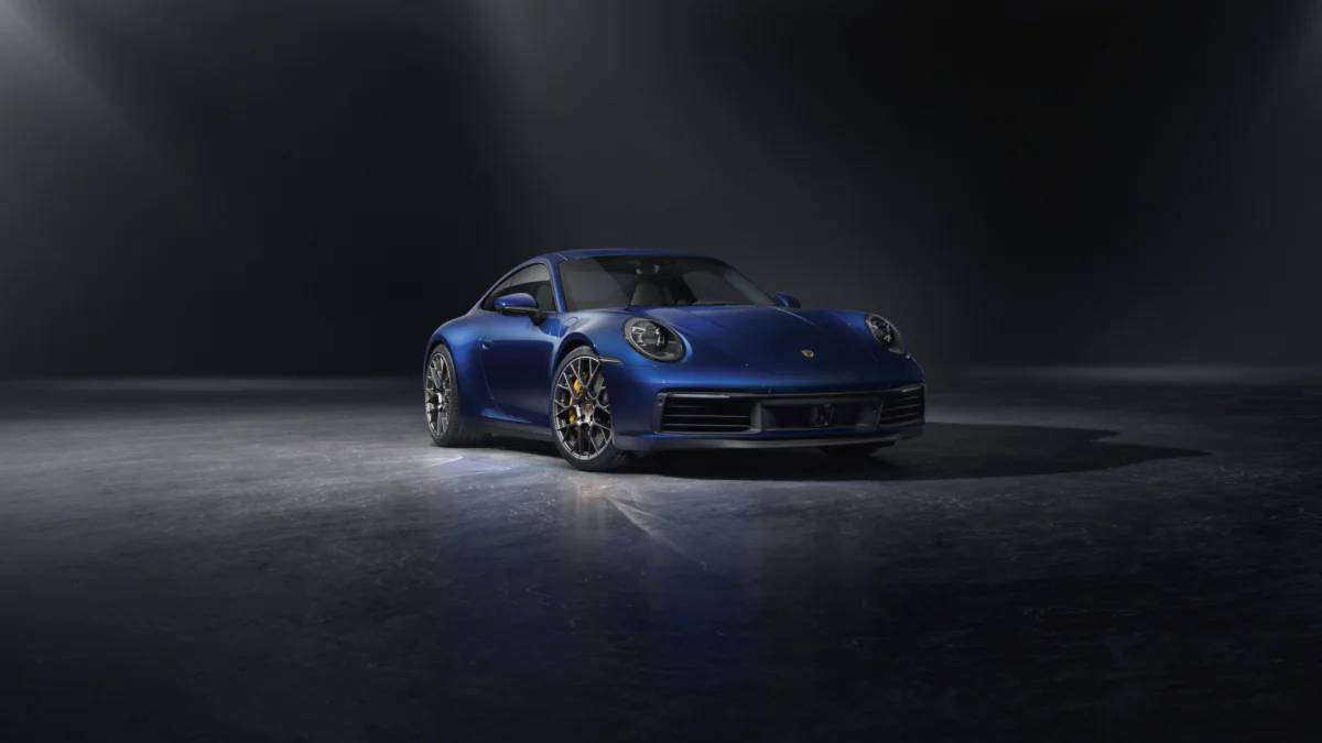 Синий Porsche 911 в лучах студийного света