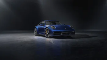 Синий Porsche 911 в лучах студийного света