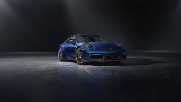 Синий Porsche 911 в лучах студийного света