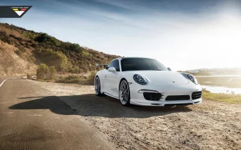 Білий Porsche 911 на прибережній дорозі