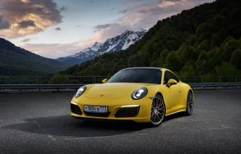 жовтий porsche 911 carrera 4s на тлі засніжених кавказьких гір, porsche 911, porsche, вечір, вечори, сутінки, гори, вершини, пагорби, диски, колеса, дороги, шляхи, траси, шосе, магістралі, автостради, проспекти, проїзди, захід сонця, кавказ, купе, ліс, ліси, машини, автомобілі, небо, пейзажі, порше, спорткари, фари, авто