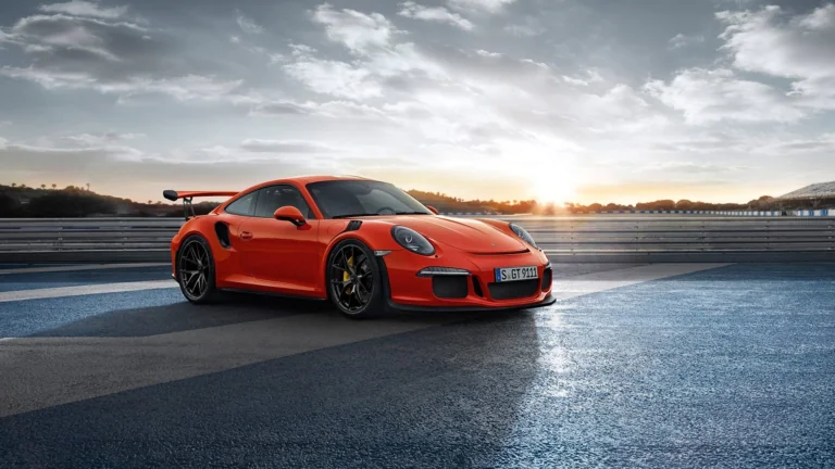 Оранжевый Porsche 911 GT3 RS на гоночном треке