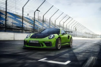 Ярко-зеленый Porsche 911 GT3 RS на гоночном треке