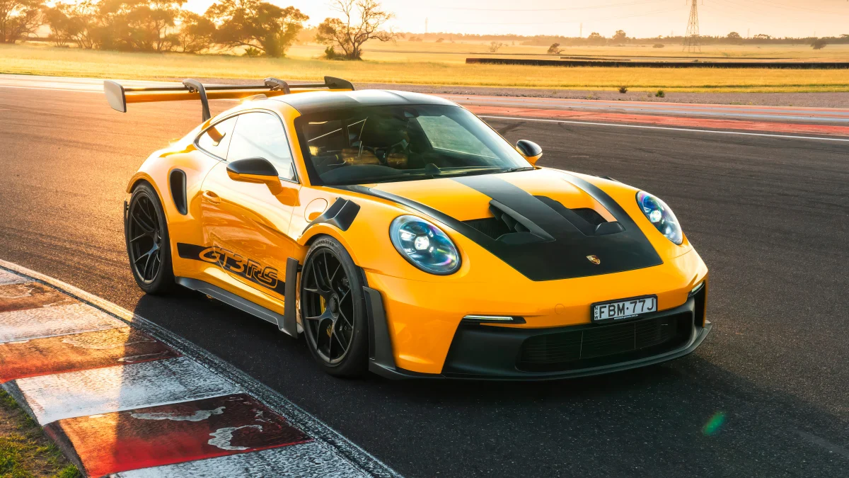 жовтий porsche 911 gt3 rs на гоночній трасі, porsche 911 gt3 rs, porsche, диски, колеса, захід сонця, машини, автомобілі, порше, спорткари, фари, швидкість, авто