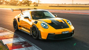 желтый porsche 911 gt3 rs на гоночном треке, porsche 911 gt3 rs, porsche, диски, колеса, закаты, закат, машины, автомобили, порше, скорость, спорткары, фары, авто
