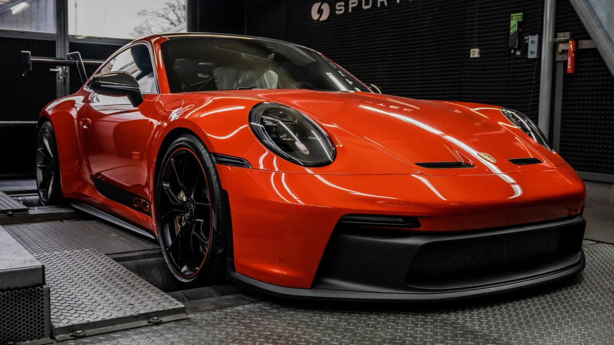 Яскраво-помаранчевий Porsche 911 GT3 на випробувальному стенді