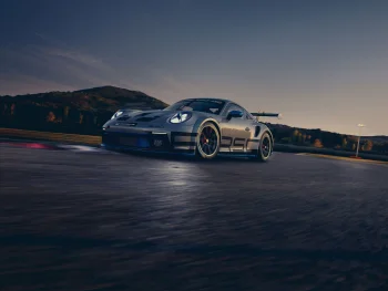 сріблястий porsche 911 gt3 r на гоночній трасі, porsche 911 gt3, porsche, вечір, вечори, сутінки, гори, вершини, пагорби, дороги, шляхи, траси, шосе, магістралі, автостради, проспекти, проїзди, захід сонця, машини, автомобілі, порше, рух, спорткари, фари, швидкість, авто
