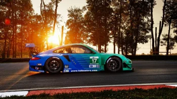 гоночний porsche 911 gt3 rsr на трасі, porsche 911 racing, porsche, вечір, вечори, сутінки, дерева, диски, колеса, дороги, шляхи, траси, шосе, магістралі, автостради, проспекти, проїзди, захід сонця, машини, автомобілі, порше, сонце, сонячні промені, сонячне світло, спорткари, тюнінг, авто