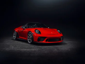 Червоний Porsche 911 Speedster у студійному освітленні