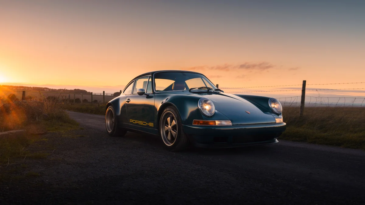 зелений porsche 911 на сільській дорозі, porsche 911 theon design bel001, porsche, вечір, вечори, сутінки, дороги, шляхи, траси, шосе, магістралі, автостради, проспекти, проїзди, захід сонця, машини, автомобілі, небо, поля, поле, порше, ретро, сонце, сонячні промені, сонячне світло, спорткари, авто