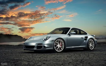 Серебристый Porsche 911 Turbo на берегу озера