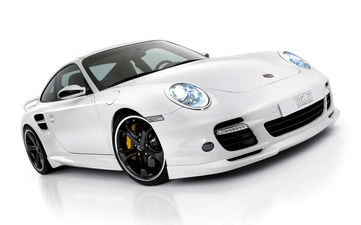 Белоснежный Porsche 911 TechArt на студийном фоне