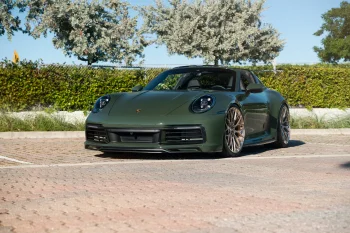 оливковый porsche 911 targa на парковке, porsche 911, porsche, деревья, диски, колеса, кустарники, машины, автомобили, порше, спорткары, фары, авто
