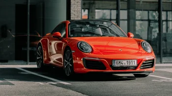 яскраво-помаранчевий porsche 911 на парковці, porsche 911, porsche, будинки, будівлі, диски, колеса, дороги, шляхи, траси, шосе, магістралі, автостради, проспекти, проїзди, купе, машини, автомобілі, порше, спорткари, авто