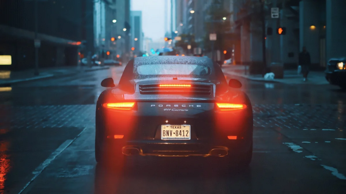 Porsche 911 Carrera в дождливых сумерках на улицах Хьюстона