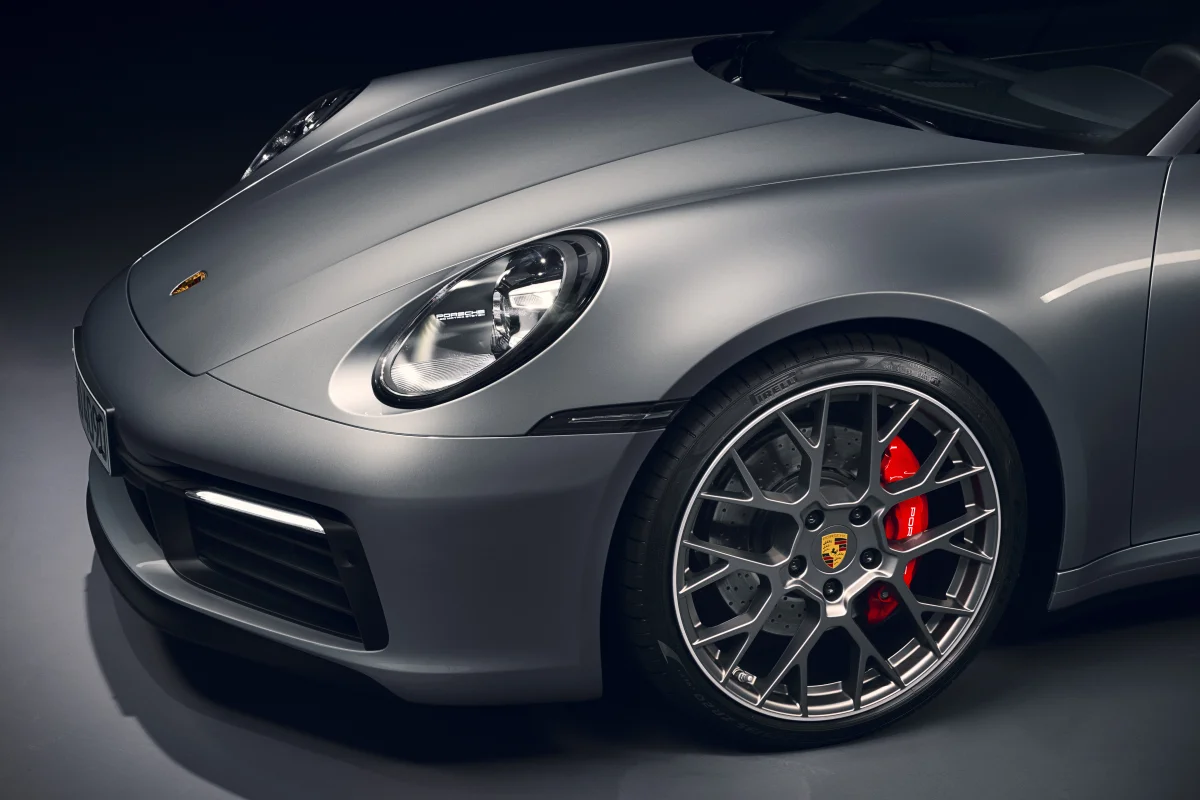 Матовый блеск кузова Porsche 911 в студийном свете