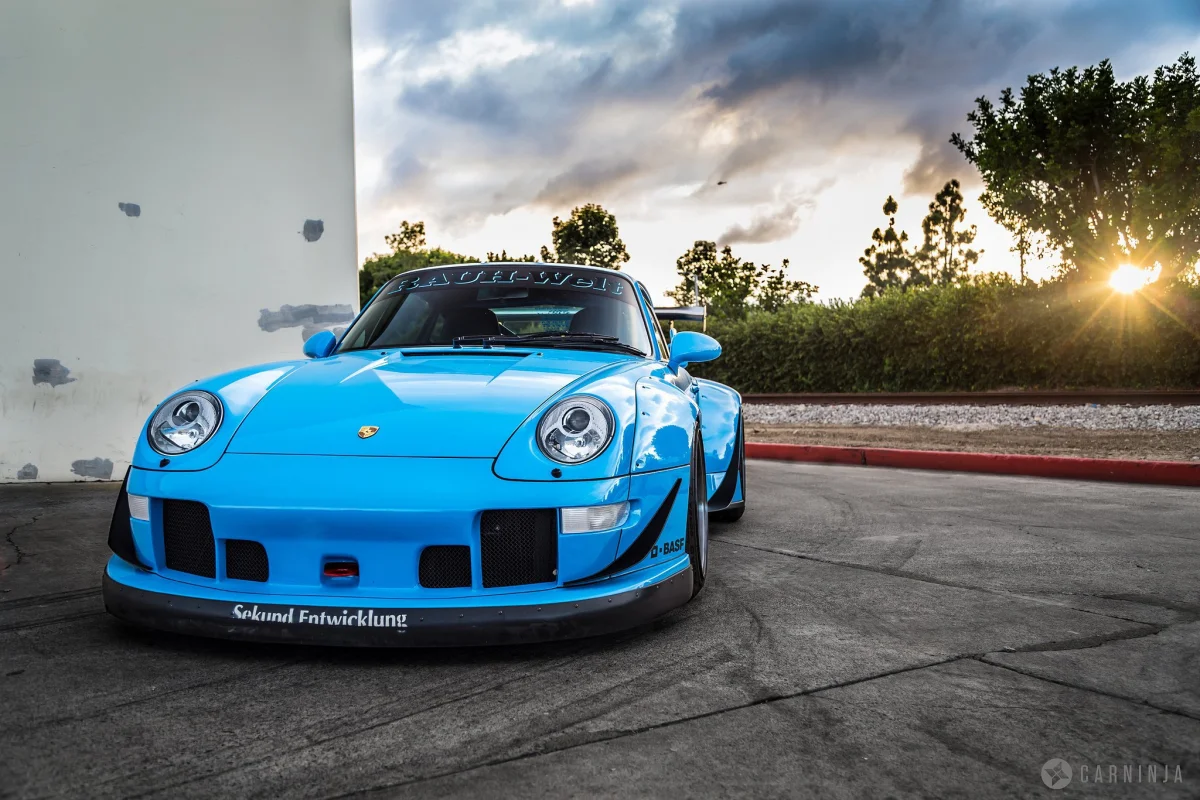 Яскраво-блакитний Porsche 993 у кольорах RWB