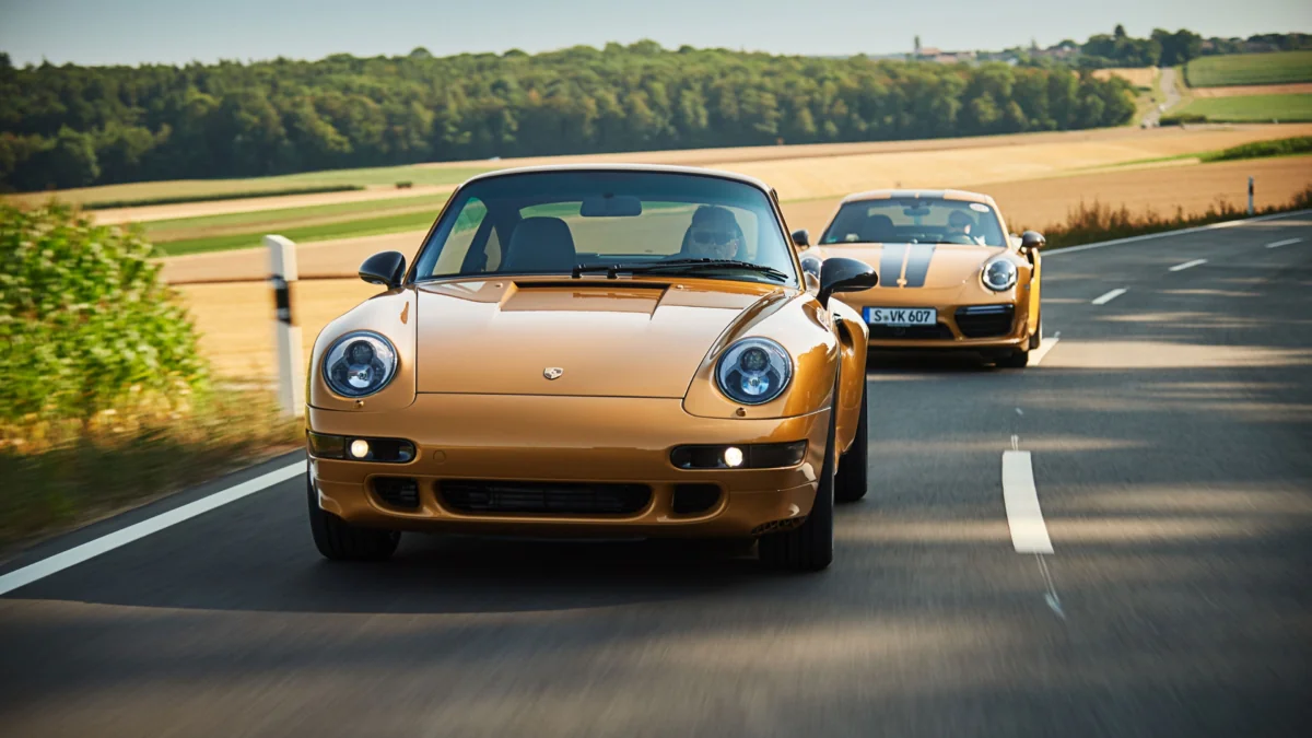 Золотистые спорткары Porsche 911 на загородной трассе