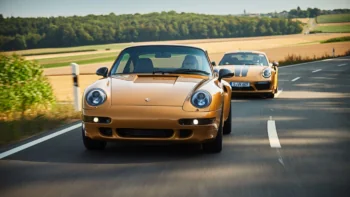 Золотистые спорткары Porsche 911 на загородной трассе