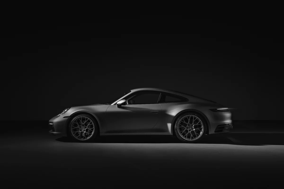 Силуэт Porsche 911 в лучах студийного света
