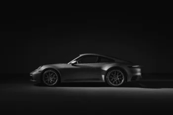 Силуэт Porsche 911 в лучах студийного света