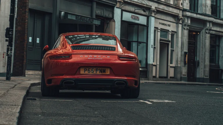 Красный Porsche 911 Carrera на пустой лондонской улице
