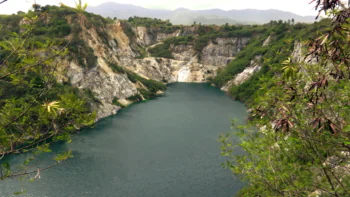 A turquoise lake surrounded by the sheer cliffs of the Grand Canyon