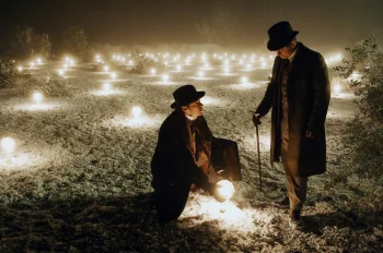 gentlemen in top hats amid glowing lamps, andy serkis and hugh jackman, andy serkis, characters, actors, cinema, fog, headwear, hats, hugh jackman, night lights, lights, streetlights, street lamps, lighting, night, prestige, movies