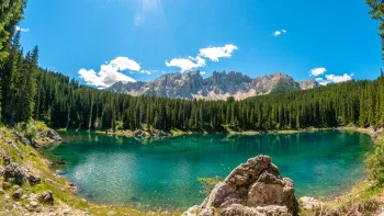 смарагдове озеро карецца, гори, вершини, пагорби, ліс, ліси, небо, озера, водойми, пейзажі, урвища, скелі, ялини, хвойні дерева, природа, світ