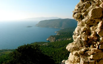 вид на середземне море з кам’янистого скелястого берега в туреччині, гори, вершини, пагорби, ліс, ліси, море, моря, острови, пейзажі, урвища, скелі, природа, світ