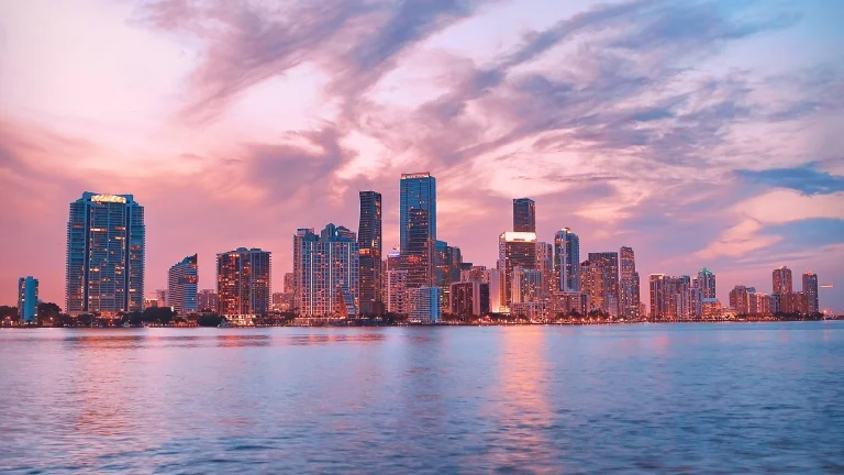 a pink sunset over the skyscrapers of miami, miami, cities, city, cityscape, cityscapes, clouds, evening, evenings, twilight, dus, night lights, lights, streetlights, street lamps, lighting, night, ocean, oceans, pacific ocean, sky, skyscrapers, sunsets, sunset, usa, united states, architecture